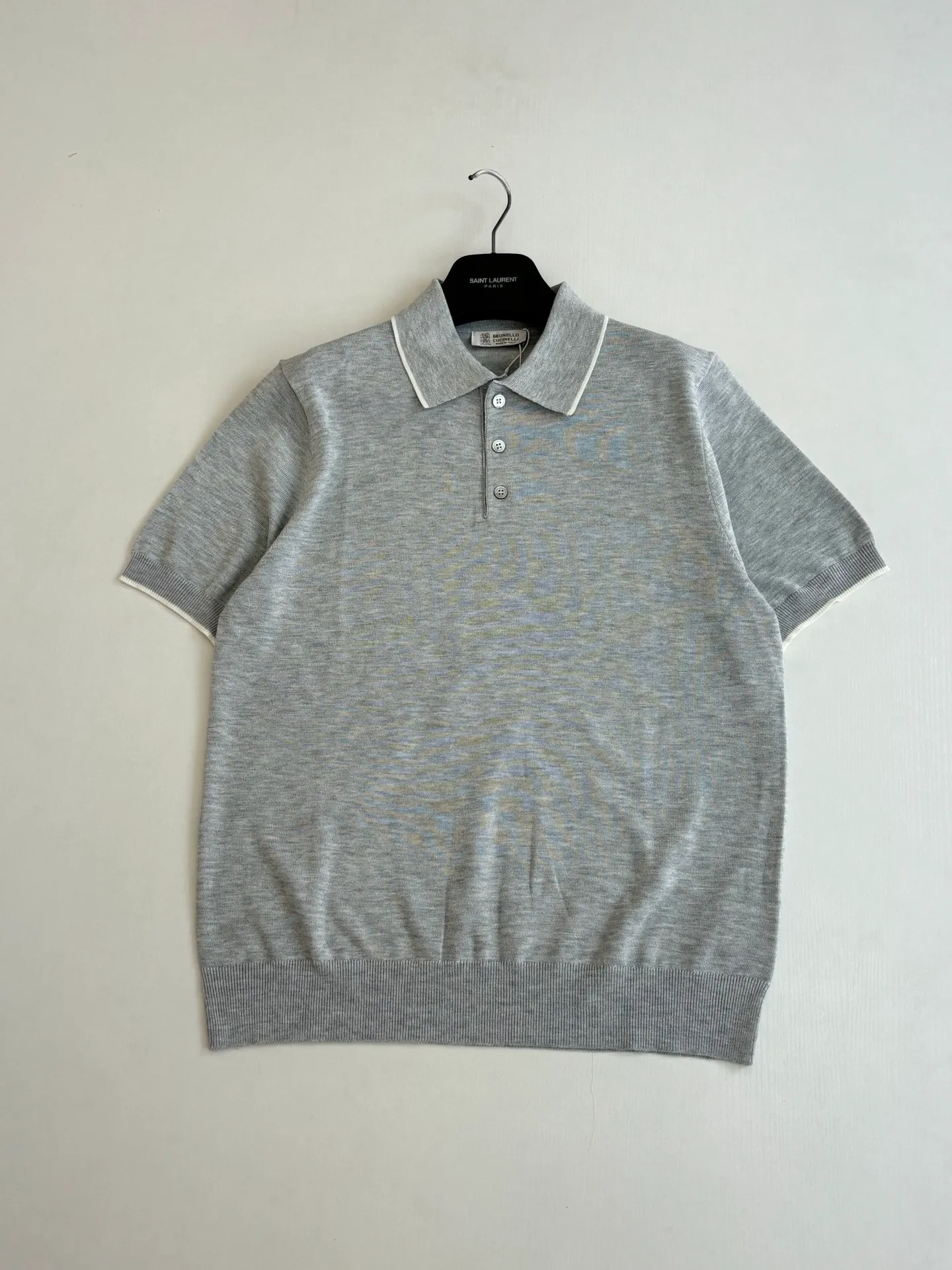 Brunello Cucinell Bc contrasting fine edge knitted short-sleeved Polo shirt. Original factory original pattern 1:1 finalized version. Polo collar arc is completely matched to the standard counter. Gray Navy Blue two-color full vat custom dyeing. Customized silk linen yarn, high-density plain knitting. The collar + cuffs have white edges with contrasting ribbing, three-needle and five-thread seams; three natural horn buttons on the placket, 1:1 reproduction of the texture and color; densely woven edges at the hem, complete with collar label, wash, and hangtag Size: S/M/L/XL